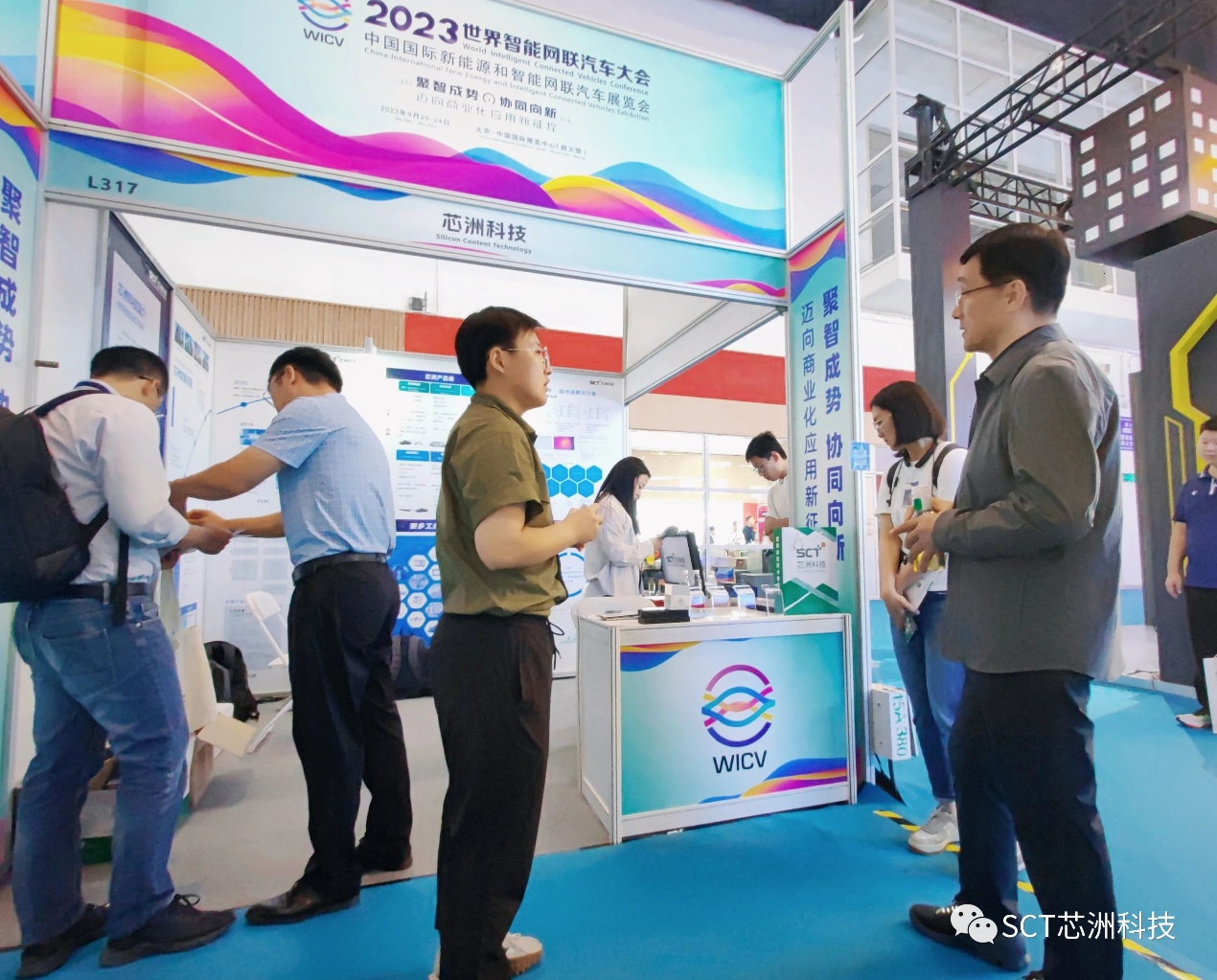 一群人站在台演出讲

中度可信度描述已自动天生